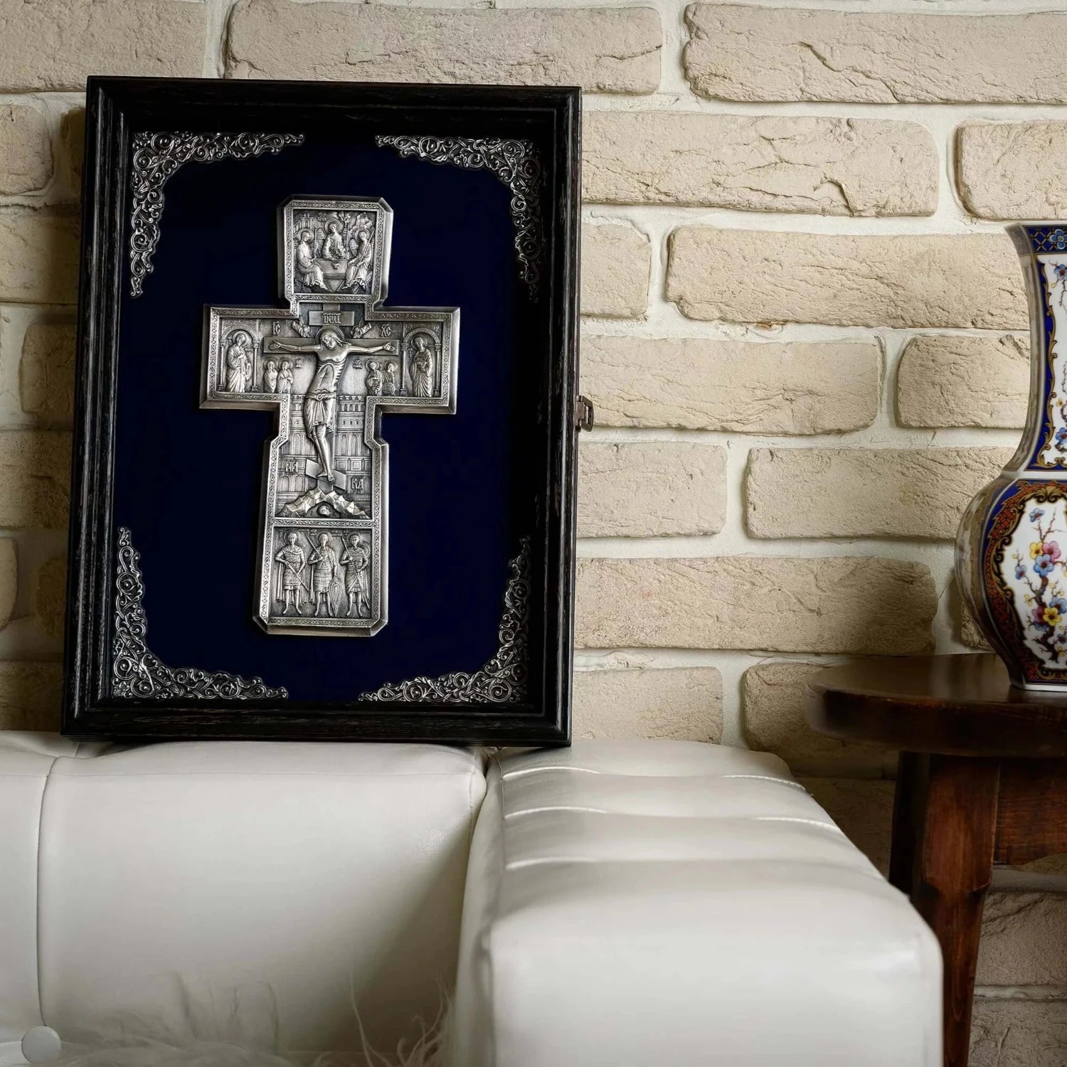 Crucifix în ramă K04