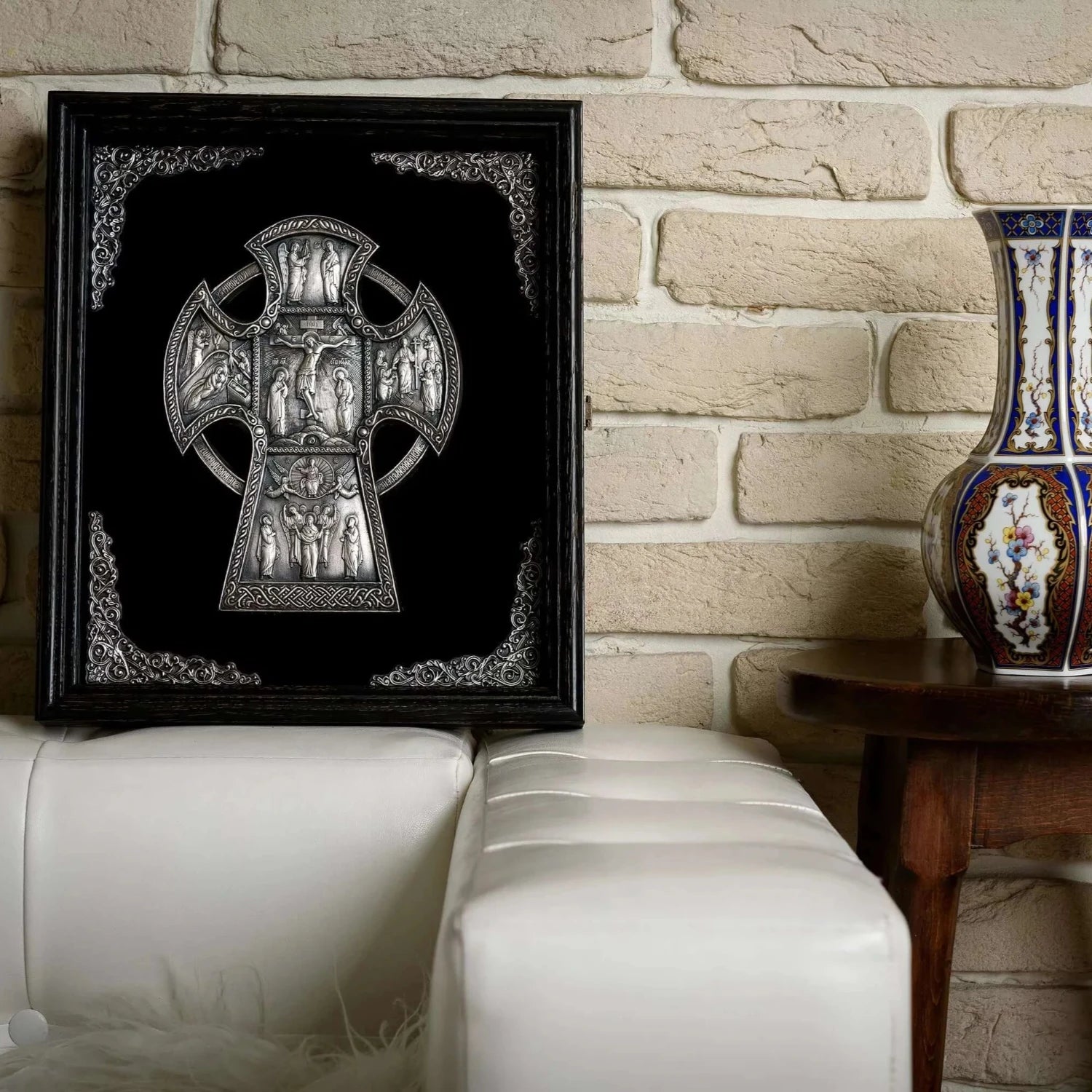 Crucifix în ramă K05